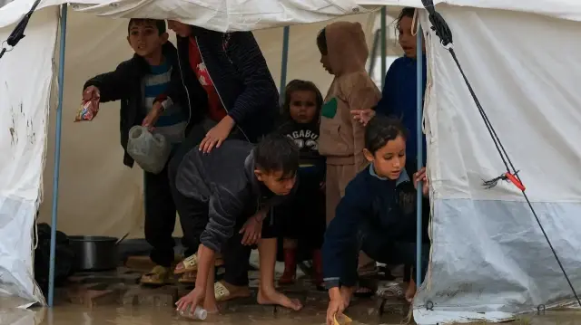 Переохлаждение и обрушения домов вызвали новые жертвы в Газе.