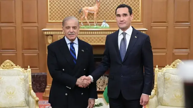 Le Premier ministre pakistanais Shehbaz Sharif et Serdar Berdimuhamedov, président du Turkménistan.