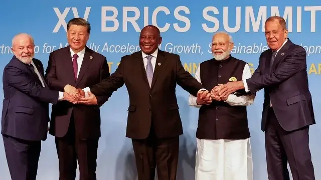 Le président sud-africain Cyril Ramaphosa (au centre) au XVe sommet des BRICS, le 24 août 2023 à Johannesburg.