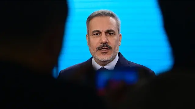 Le ministre turc des Affaires étrangères, Hakan Fidan, s'exprime lors d'une conférence de presse le 28 novembre 2025 au ministère des Affaires étrangères à Berlin.