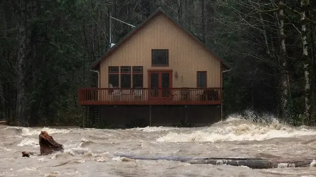 Десятки тысяч людей эвакуируют в США и Канаде из-за масштабных наводнений.