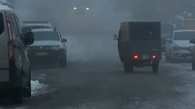 Kars’ta yoğun sis trafiği olumsuz etkiledi: Sarıkamış’ta görüş mesafesi 20 metreye düştü