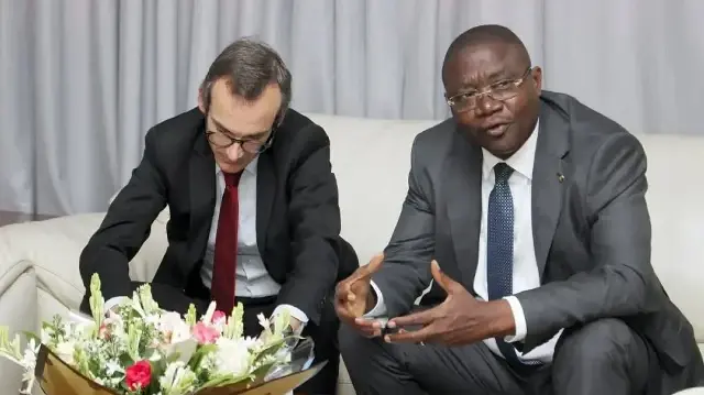 Le ministre de l'Administration Territoriale de la Gouvernance Locale et des Affaires coutumières du Togo, Hodabalo AWATE, et l'ambassadeur de France au Togo, Augustin Favereau, à Lomé, le 12 décembre 2025