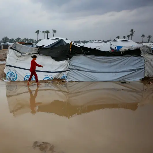 سرد موسم، طوفانی بارش اور خستہ حال خیمے، غزہ میں فلسطینیوں کو جنگ کے بعد اب موسم کے جبر کا سامنا