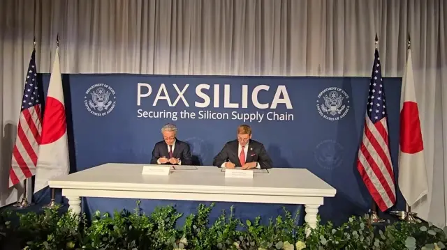 Le sous-secrétaire d'État Jacob S. Helberg et l'ambassadeur du Japon aux États-Unis, Shigeo Yamada, signent Pax Silica, une initiative stratégique menée par les États-Unis.
