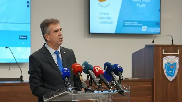 Le ministre israélien de l'Energie, Eli Cohen, donne une conférence de presse à Larnaca le 20 décembre 2023 au sujet d'un corridor humanitaire reliant l'île méditerranéenne à la bande de Gaza déchirée par la guerre.