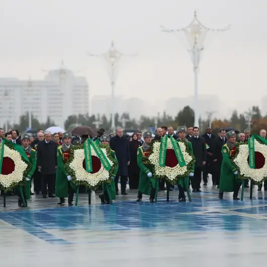  أردوغان يشارك بوضع أكاليل الزهور أمام "نصب الحياد بعشق آباد"