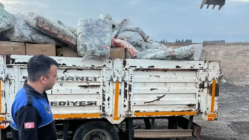 Ürünler zabıta ekiplerince imha edildi.