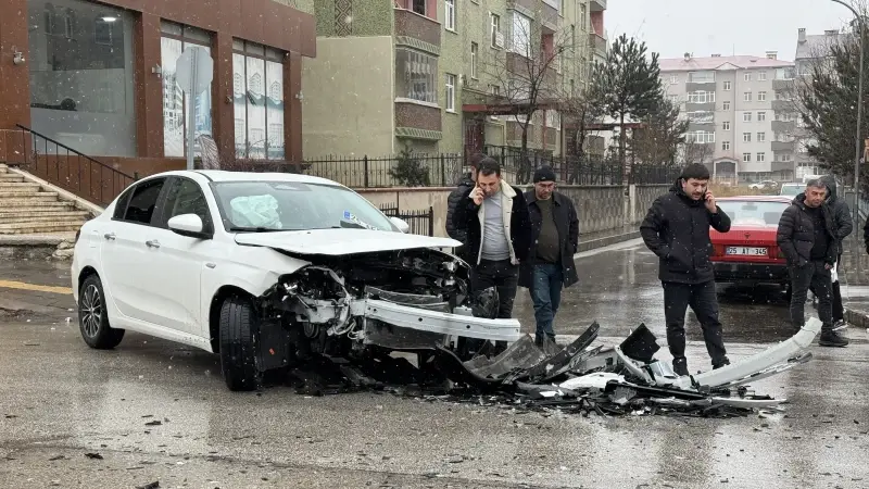 Erzurum'da feci kaza: 2 otomobil çarpıştı 4 yaralı