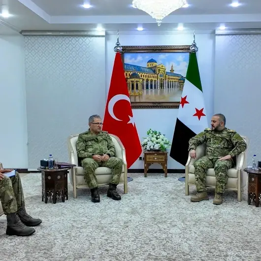 قائد القوات البرية التركي يجتمع بوزير الدفاع السوري بدمشق