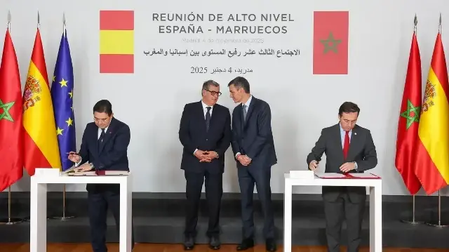 Le Premier ministre espagnol Pedro Sanchez (2e à droite) et le Premier ministre marocain Aziz Akhannouch (2e à gauche) s'entretiennent lors d'une cérémonie de signature en présence du ministre espagnol des Affaires étrangères Jose Manuel Albares (à droite) et du ministre marocain des Affaires étrangères Nasser Bourita au palais de la Moncloa à Madrid, le 4 décembre 2025. 