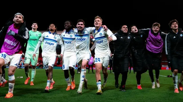 Les joueurs du RC Strasbourg célèbrent leur qualification pour les 8e de finale de la Ligue Europa Conférence, le 11 décembre 2025.