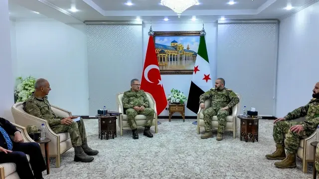 قائد القوات البرية التركي يجتمع بوزير الدفاع السوري بدمشق