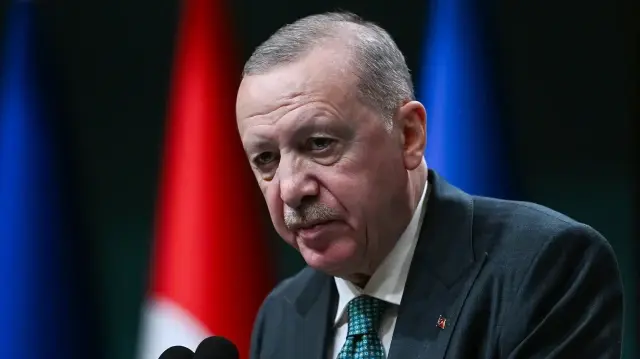 Le président turc Recep Tayyip Erdogan participe à une conférence de presse conjointe avec le président ukrainien à l'issue de leur rencontre au complexe présidentiel d'Ankara, le 19 novembre 2025.