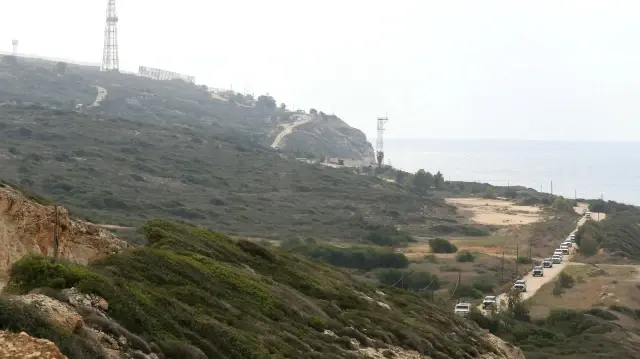 Un convoi transportant une délégation du Conseil de sécurité de l'ONU visite la frontière avec Israël près de la région de Naqura, dans le sud du Liban, le 6 décembre 2025.