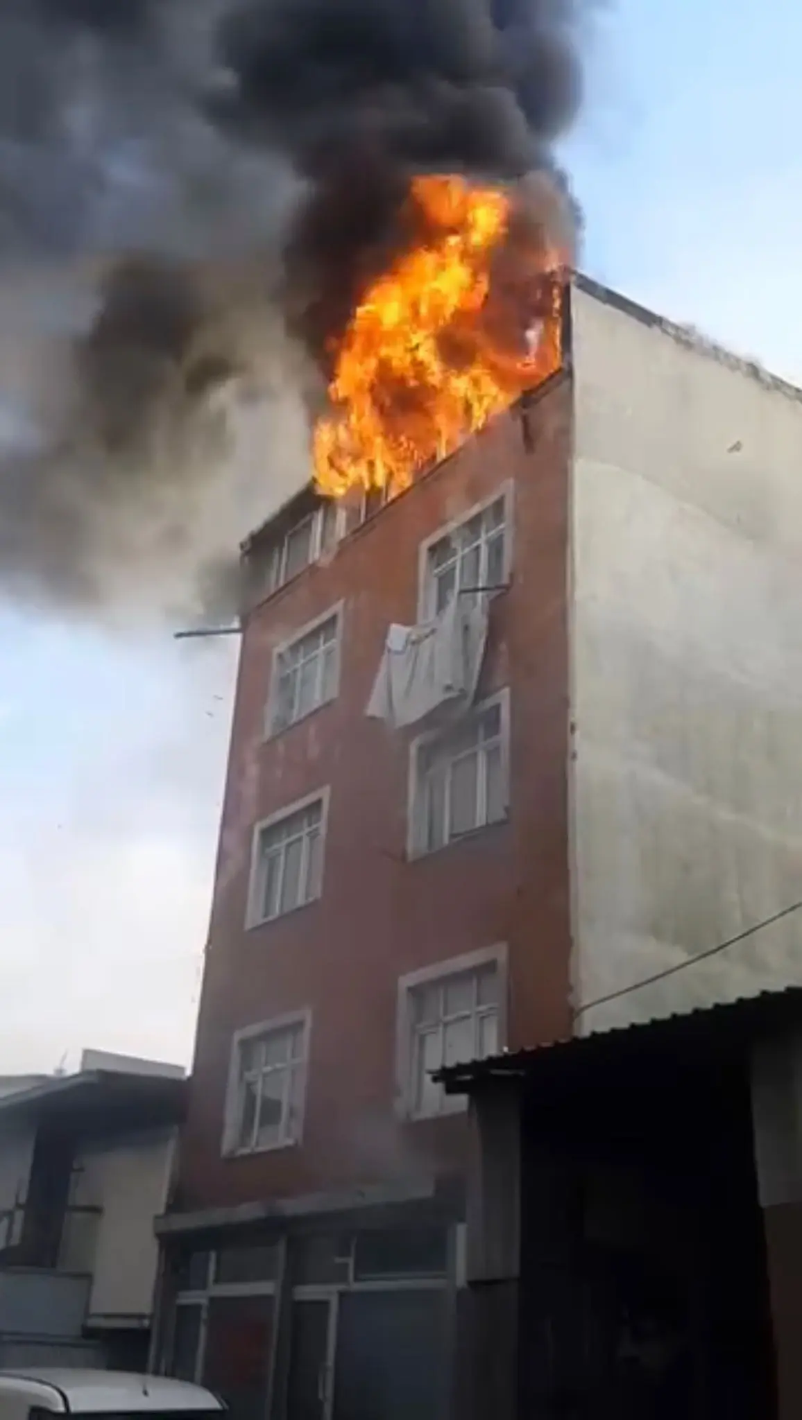 Sultangazi'de 4 katlı binada yangın; 2'inci kattan atlayıp yaralandı