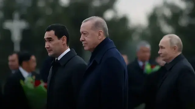 Cumhurbaşkanı Erdoğan Türkmenistan'da Tarafsızlık Anıtı'na çelenk koyma törenine katıldı