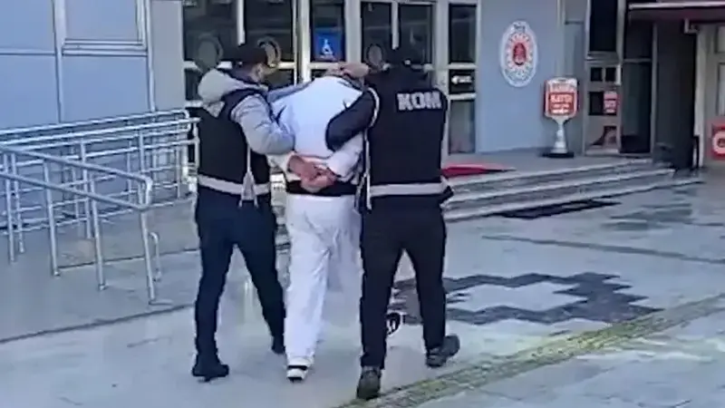 Gürcistan'da yakalanıp Türkiye'ye iade edilen suç örgütü yöneticisi tutuklandı 