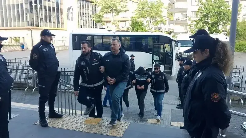 Operasyonda çok sayıda silah ele geçirildi.