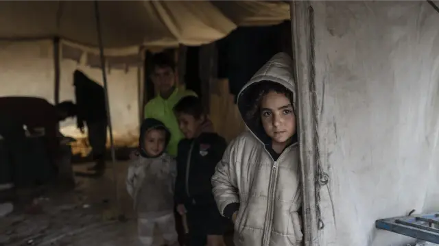 Les Palestiniens luttent pour survivre dans des conditions difficiles, alors que le froid endommage leurs tentes et que les attaques israéliennes se poursuivent à Gaza, le 12 décembre 2025.