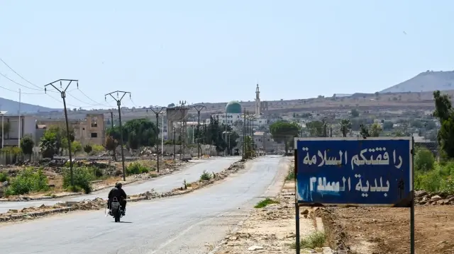 Un homme roule à moto en direction de la ville de Madinat al-Salam (Cité de la paix), anciennement connue sous le nom de Madinat al-Baath jusqu'à la chute du président Bachar al-Assad, sur la route Damas-Quneitra, le 21 septembre 2025.
