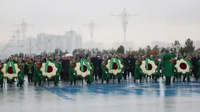 أردوغان يشارك بوضع أكاليل الزهور أمام "نصب الحياد بعشق آباد"