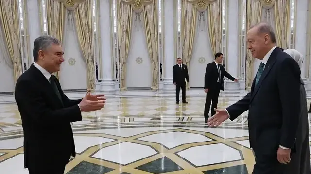 أردوغان يصل عشق آباد للمشاركة في المنتدى الدولي للسلام والثقة