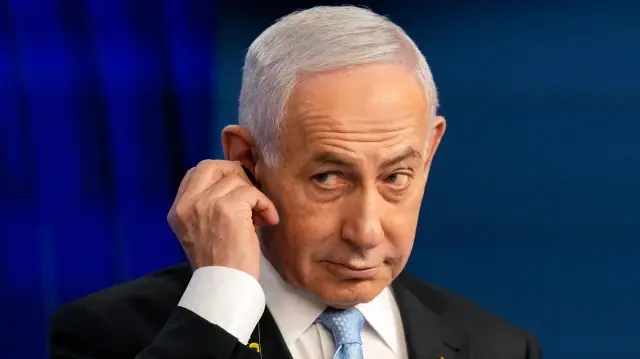 Le Premier ministre israélien Benjamin Netanyahu observe pendant une conférence de presse conjointe avec le chancelier allemand Friedrich Merz à Jérusalem, le 7 décembre 2025. 