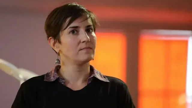 La journaliste français Ariane Lavrilleux, déférée devant la justice pour avoir refusé de communiquer ses sources, figure de proue de la protection des sources.