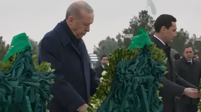 Cumhurbaşkanı Erdoğan Türkmenistan'da Tarafsızlık Anıtı’na çelenk koyma törenine Katıldı