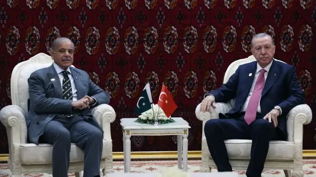 أردوغان يجتمع مع رئيس الوزراء الباكستاني في تركمانستان