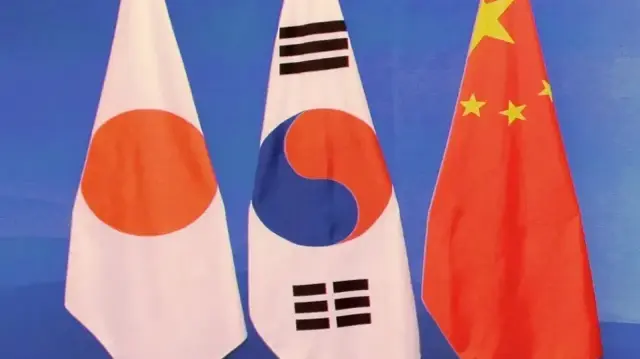 Pékin, Tokyo et Séoul maintiennent une réunion trilatérale sur la santé, malgré les frictions liées à Taïwan et la montée des tensions régionales.