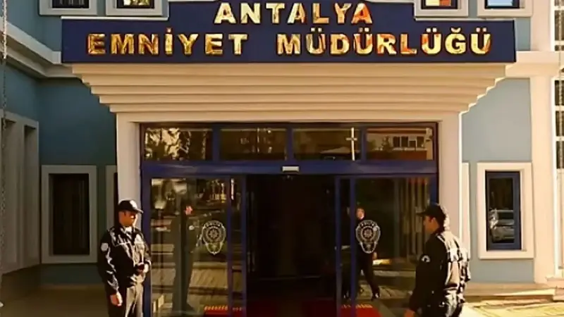 Antalya'da siber suçlarla mücadele kapsamında bu yıl 1900 şüpheli tespit edilerek, 565 kişi tutuklandı