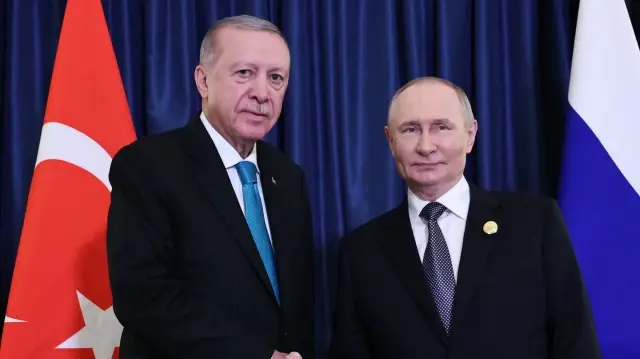 Sur cette photo collective diffusée par l'agence d'État russe Sputnik, le président russe Vladimir Poutine et le président turc Recep Tayyip Erdogan tiennent une réunion en marge du sommet de l'Organisation de coopération de Shanghai (OCS) à Tianjin, le 1er septembre 2025.