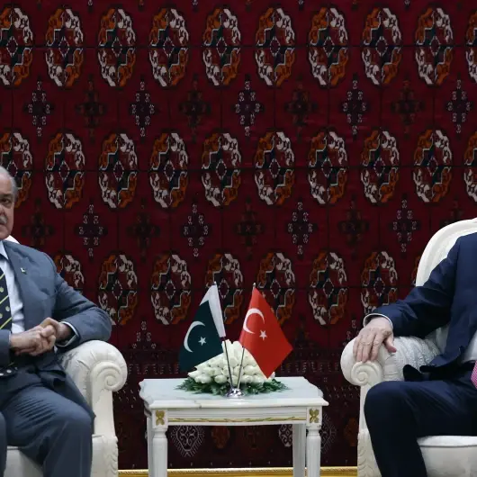 أردوغان يجتمع مع رئيس الوزراء الباكستاني في تركمانستان