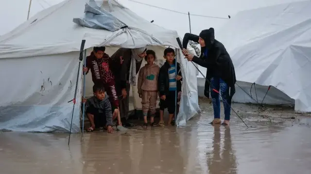 استشهاد طفلين جديدين جراء البرد القارس وتداعيات المنخفض بغزة