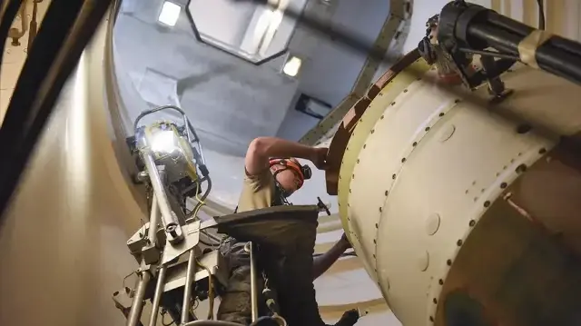 Авиатор 1-го класса Джексон Лигон проводит техническое обслуживание F-15C Eagle