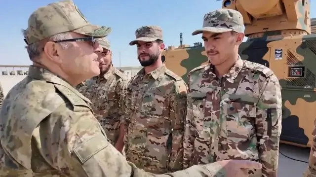 قائد القوات البرية التركي يتفقد مركز العمليات المشتركة في سوريا
