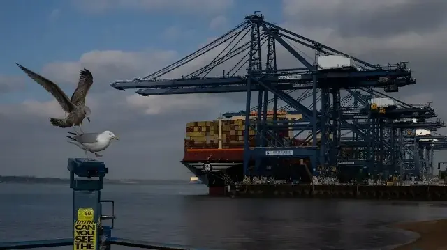 Le déficit des échanges de biens du Royaume-Uni a reculé à 26,6 milliards de dollars en octobre, grâce à une hausse des exportations vers l’UE et les États-Unis.