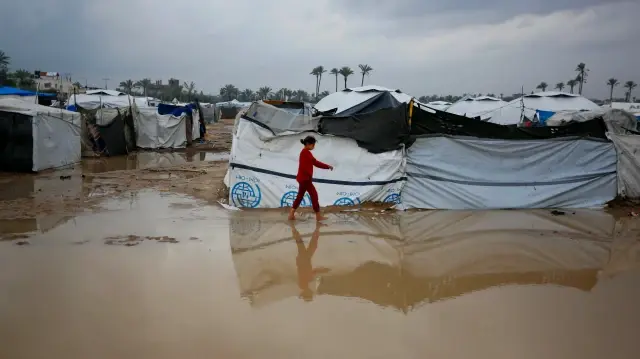 ایک طرف بارش سے خیموں کی چھتیں ٹپکتی ہیں تو دوسری جانب نکاسی نہ ہونے کی وجہ سے پانی کھڑا ہو جاتا ہے۔