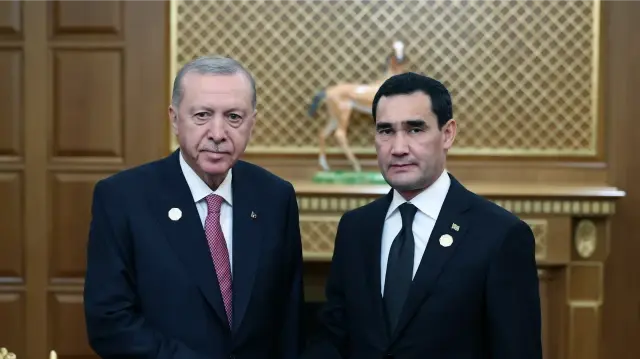 أردوغان يجتمع بنظيره التركمانستاني في عشق آباد