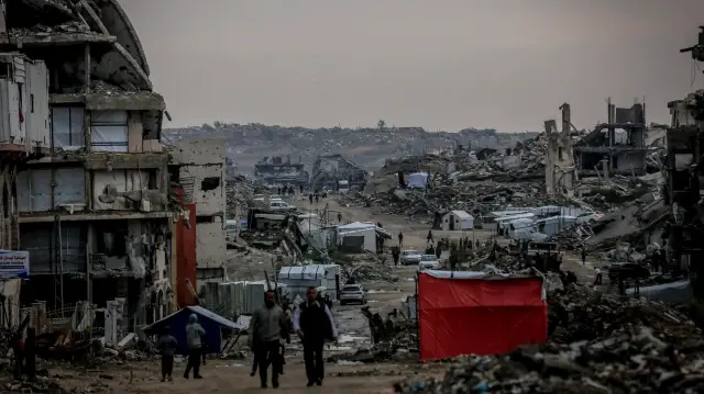 Les Palestiniens tentent de maintenir leur vie quotidienne dans des bâtiments partiellement détruits alors que de fortes pluies ont provoqué l'inondation des tentes abritant les Palestiniens déplacés dans le quartier oriental de Zaitoun, à Gaza, le 12 décembre 2025. Les tentes endommagées, déjà vulnérables en raison des conditions hivernales rigoureuses, ont encore aggravé les conditions de vie des civils qui luttent pour survivre dans des circonstances difficiles et froides.
