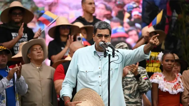 Le président vénézuélien Nicolas Maduro s'adresse à ses partisans lors d'un rassemblement organisé pour commémorer l'anniversaire de la bataille de Santa Ines, à Caracas, le 10 décembre 2025.