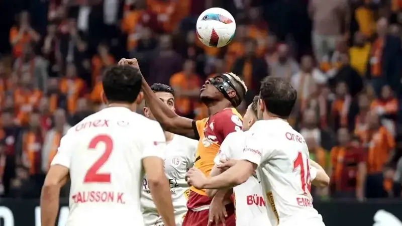 Antalyaspor ile Galatasaray karşı karşıya geliyor.