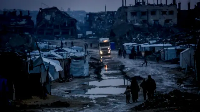 Les Palestiniens vivent dans des conditions difficiles alors que de fortes pluies inondent les tentes qui abritent les Palestiniens déplacés par les attaques israéliennes dans le quartier de Zeitoun, dans la partie orientale de Gaza, le 12 décembre 2025.