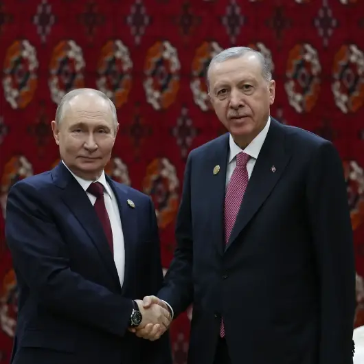 Poutine et Erdogan s'entretiennent en marge du forum à Achgabat