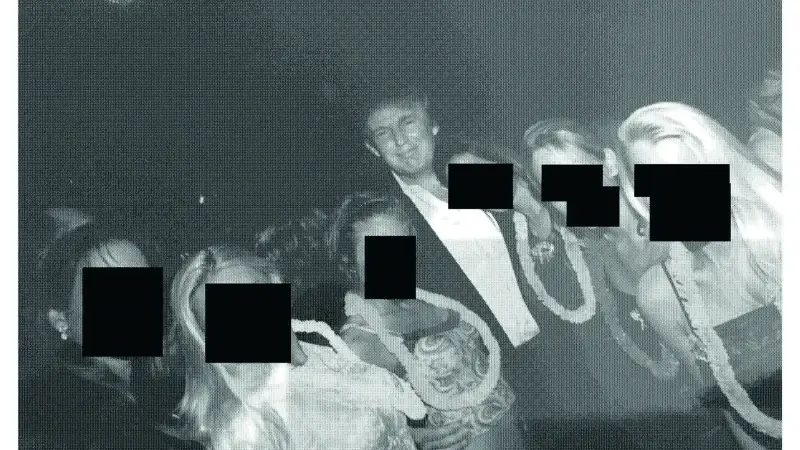 Fotoğraflardan birinde Trump, komitece yüzleri sansürlenmiş altı kadınla birlikte görülüyor.