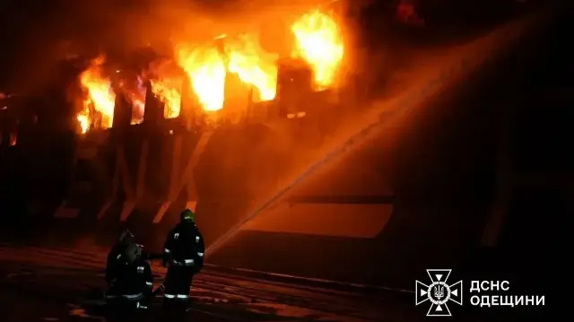 Les pompiers sont intervenus pour éteindre l'incendie qui s'est déclaré à la suite de l'attaque russe à la roquette perpétrée aujourd'hui dans la région d'Odessa. 