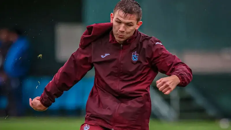 Danilo Sikan idmanda şut çalışması yaptı.