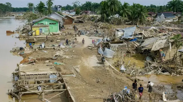Des maisons endommagées par les inondations sont visibles dans le village de Kuala Simpang, à Aceh Tamiang, dans le nord de Sumatra, le 2 décembre 2025. Des tempêtes tropicales et des pluies de mousson ont frappé l'Asie du Sud-Est et du Sud ce mois-ci, provoquant des glissements de terrain et des crues soudaines depuis les forêts tropicales de l'île de Sumatra, à l'ouest de l'Indonésie, jusqu'aux plantations des hauts plateaux du Sri Lanka.